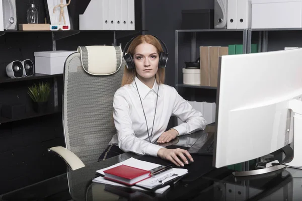Ofisteki Bilgisayarda Çalışan Beyaz Gömlekli Kulaklıklı Sarışın Kız — Stok fotoğraf