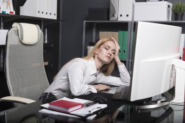 Güzel sarışın ofis müdürü başını tutuyor. Ofiste zor bir gün geçirdim.