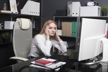 Güzel sarışın ofis müdürü başını tutuyor. Ofiste zor bir gün geçirdim.