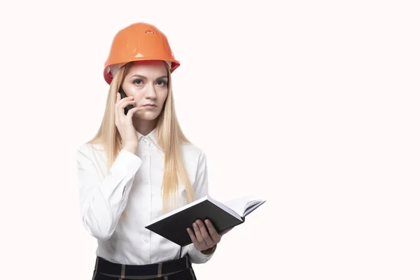 Girl Engineer Protective Helmet Talking Phone — Stock Photo, Image