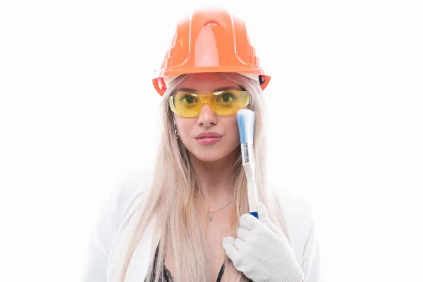 Blonde Does Makeup Construction Brush Concept Incompetence Makeup Artists — Stock Photo, Image