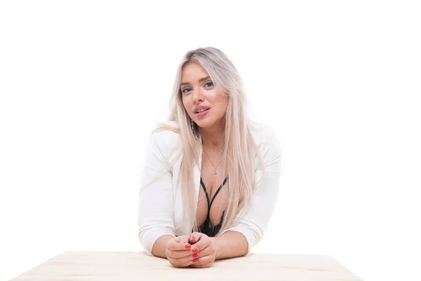Портрет Молодої Сексуальної Блондинки Яка Сидить Столом Білому Тлі — стокове фото