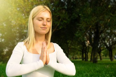 Parkta yoga yapan sportif sarışın portresi. Ayarlanmış