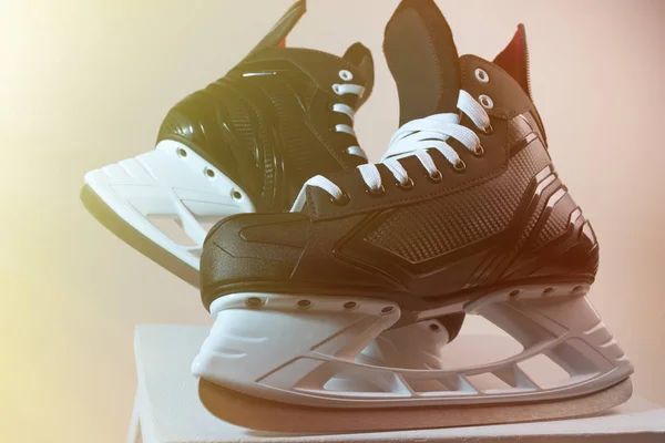 Närbild Ett Par Nya Hockeyskridskor Tonad — Stockfoto