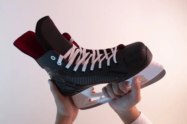 Männer Halten Neue Hockeyschuhe Den Händen — Stockfoto