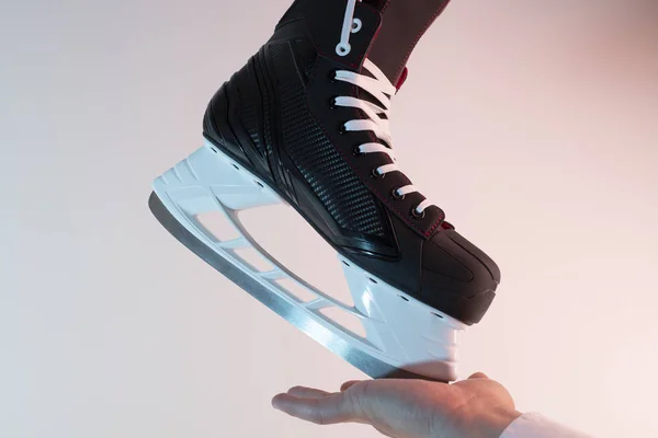Nowy Hokej Skate Gospodarstwa Facet Rękę — Zdjęcie stockowe