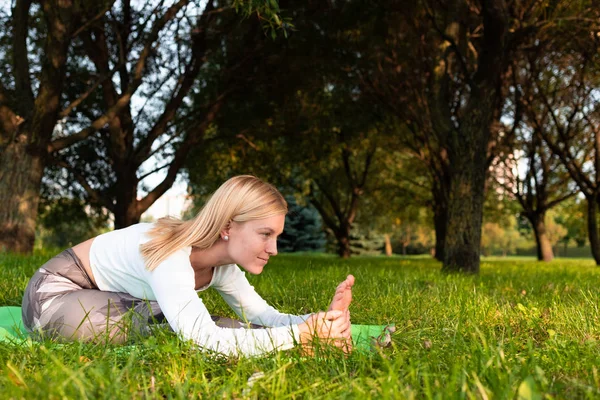 Sportif Sarışın Parkta Yoga Yapıyor — Stok fotoğraf