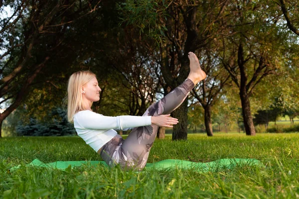 Sportif Sarışın Parkta Yoga Yapıyor — Stok fotoğraf