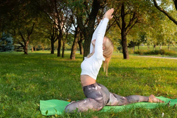 Yaz Havasında Parkta Meditasyon Yapan Kız — Stok fotoğraf