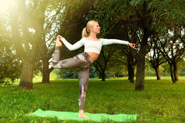 Sportif Sarışın Parkta Yoga Yapıyor Ayarlanmış — Stok fotoğraf