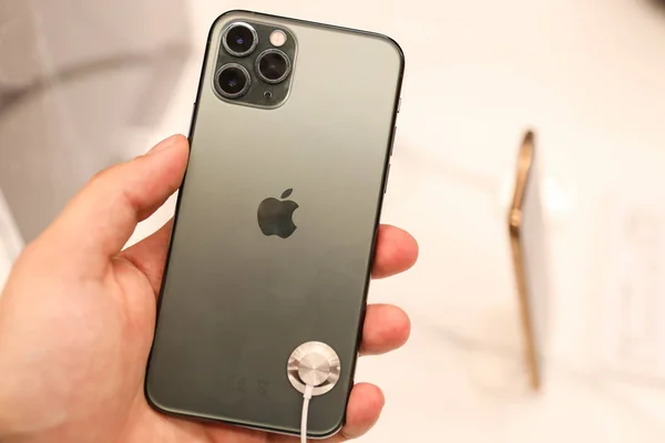 Minsk Bielorrusia Octubre 2019 Venta Nuevos Iphones Tienda Oficial Mano — Foto de Stock