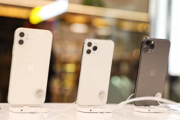 Minsk Bielorrusia Octubre 2019 Venta Nuevos Iphones Tienda Oficial Tres — Foto de Stock