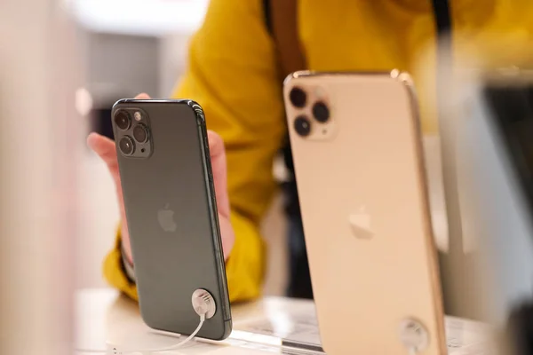 Minsk Bielorrusia Octubre 2019 Venta Nuevos Iphones Tienda Oficial Primer — Foto de Stock