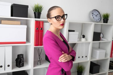 İş yerinde pembe ceketli bir kızın portresi. Ofis çalışanı