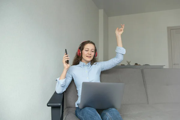 Girl Headphones Listens Music Work Online Home — Stock Photo, Image