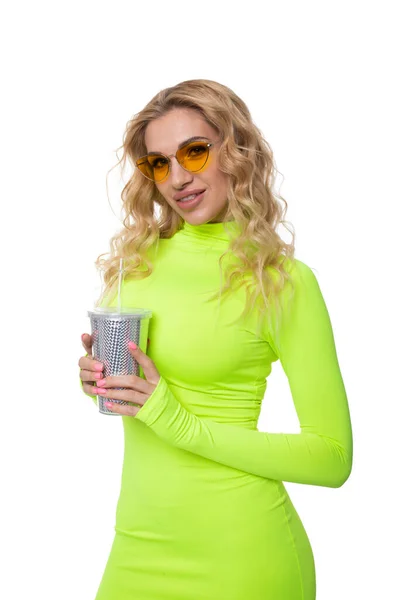 Retrato Una Rubia Sexy Vestido Color Limón Con Una Copa — Foto de Stock