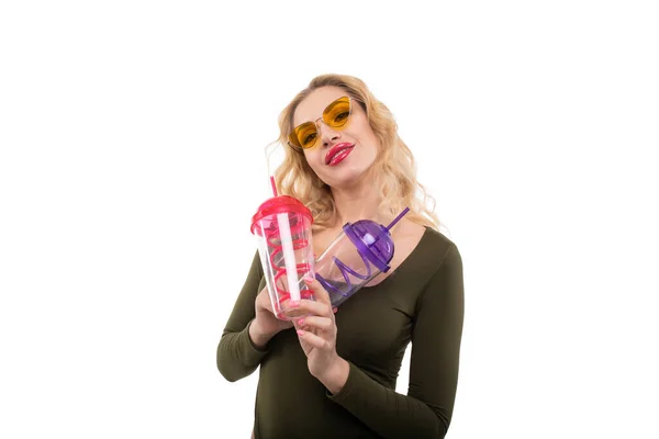 Sexy Rubia Posando Con Dos Copas Cóctel Aislado —  Fotos de Stock