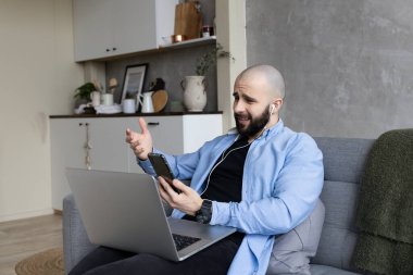 Mavi gömlekli adam video bağlantısı üzerinden duygusal konuşuyor. Uzaktan çalışma kavramı.