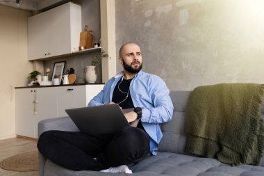 Acımasız adam evde bilgisayarın başında çalışıyor. İnternette çalışma ve öğrenim kavramı