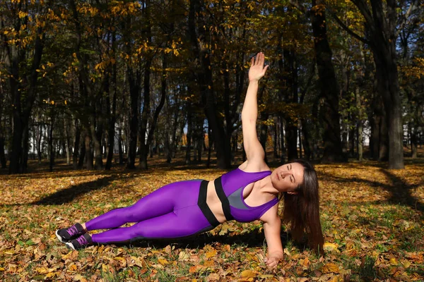 Eşofmanlı Bir Kız Parkta Spor Yapıyor — Stok fotoğraf