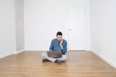 Adam evden bilgisayarın başında çalışıyor.