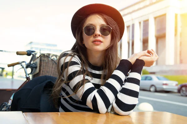 Una Hermosa Chica Vestida Con Estilo Sombrero Vasos Está Sentada — Foto de Stock