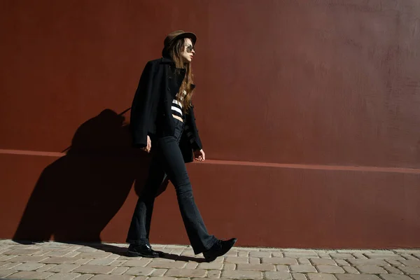 Uma Menina Elegantemente Vestida Posa Contra Uma Parede Vermelha Moda — Fotografia de Stock