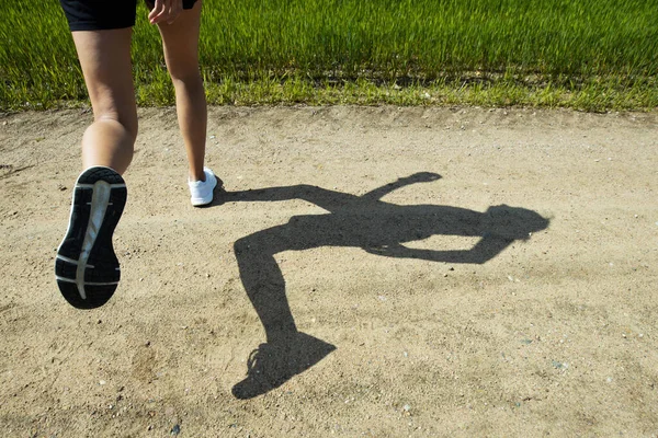 晴れた夏の日に走る少女への道の影 野外訓練 — ストック写真