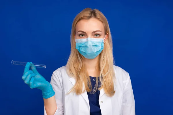 Uma Médica Uma Máscara Médica Luvas Segurando Tubo Teste Fundo — Fotografia de Stock