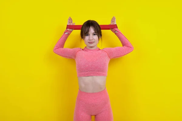 Een Jong Meisje Een Roze Trainingspak Traint Met Een Fitness — Stockfoto