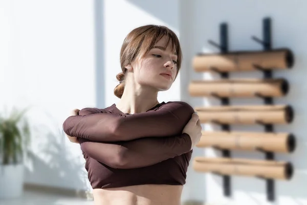 Una Chica Chándal Estira Durante Entrenamiento Estudio Yoga Entrenamiento Salón —  Fotos de Stock