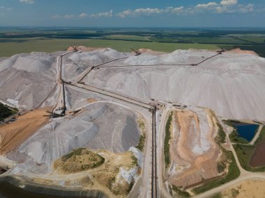 Potasyum toplanması sırasında devasa atık kaya yığınları. Potasyum gübre üretim tesisi