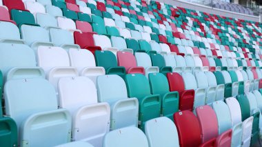 Bir spor stadyumunda çok renkli koltuklar. Taraftarlar için koltuklar
