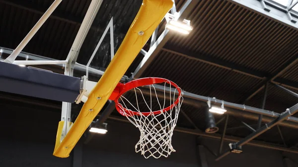 Canestro Basket Nel Centro Sportivo Contro Soffitto Scuro — Foto Stock