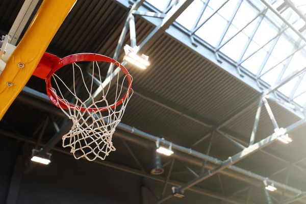 Canestro Basket Nel Centro Sportivo Contro Soffitto Scuro — Foto Stock