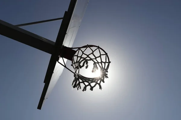 Anel Basquete Rua Contra Céu Tiro Luz Contornada Sol — Fotografia de Stock