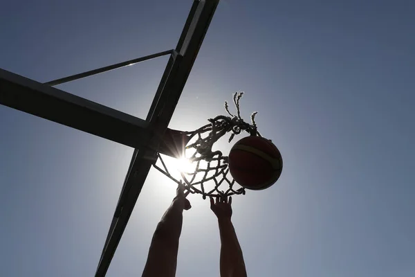 Ragazzo Lancia Canestro Basket Campo Basket Strada Girare Nella Luce — Foto Stock