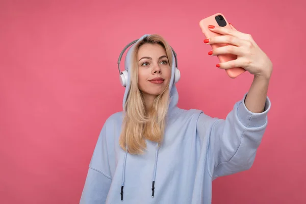 Une Fille Dans Sweat Capuche Mode Écoute Musique Sur Casque — Photo