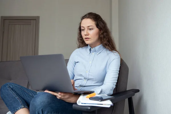 Gömlekli Kotlu Bir Kız Evde Bilgisayar Başında Çalışıyor — Stok fotoğraf