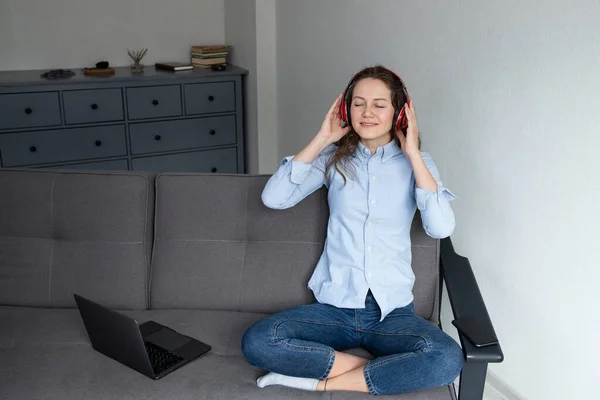Kulaklıklı Bir Kız Evde Keyfi Yerindeyken Müzik Dinler — Stok fotoğraf