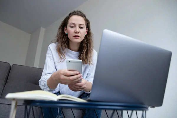 Mavi Gömlekli Kot Pantolonlu Bir Kız Kanepede Otururken Telefonunda Daktilo — Stok fotoğraf