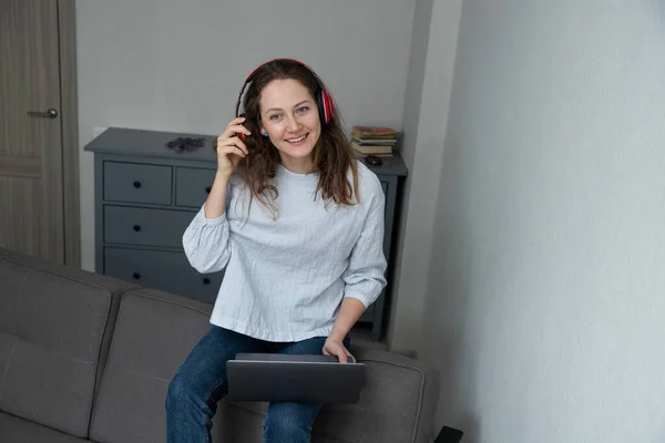 Kız Odadaki Kanepede Oturuyor Bir Dizüstü Bilgisayar Üzerinde Çalışıyor Evden — Stok fotoğraf