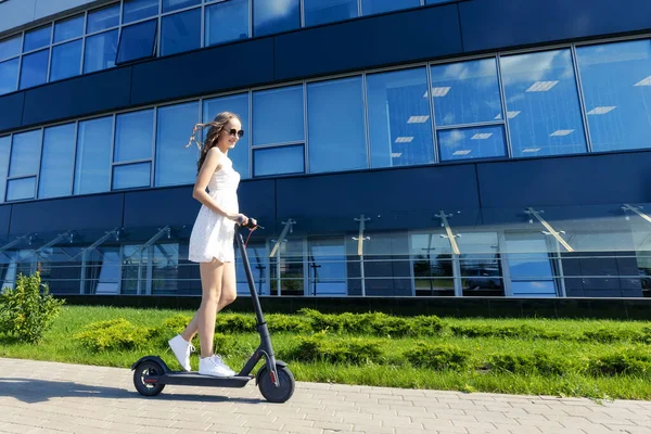 Portret Dziewczyny Która Jeździ Skuterze Elektrycznym Mieście — Zdjęcie stockowe