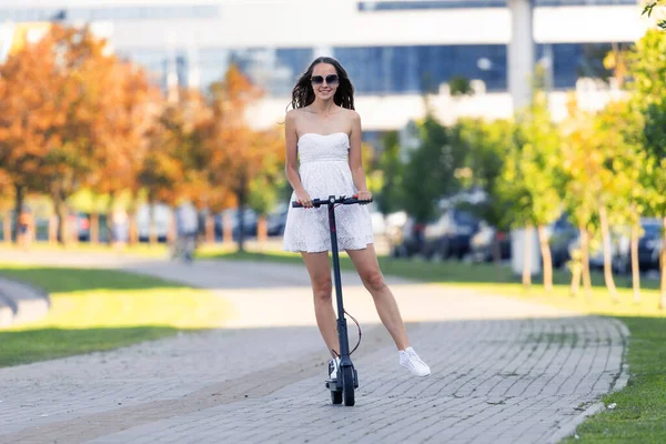 Uma Menina Vestido Verão Monta Uma Scooter Elétrica Calçada — Fotografia de Stock