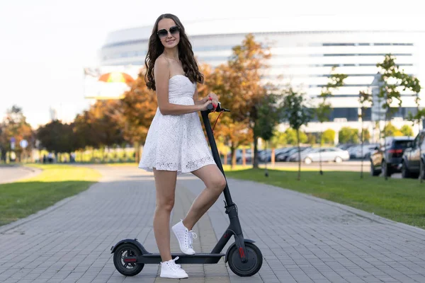 Uma Menina Vestido Verão Monta Uma Scooter Elétrica Calçada — Fotografia de Stock