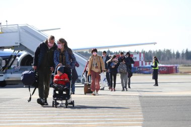 Minsk, Belarus - 18 Ağustos 2020: Koronavirüs salgını sırasında ve dünya çapında kapalı sınırlar boyunca insanlar evlerine uçakla geliyorlar