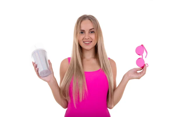 Молодая Девушка Розовом Купальнике Держит Бутылку Лимонада Очки — стоковое фото