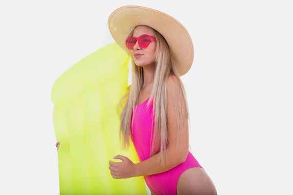 Una Chica Rubia Traje Baño Rosa Sombrero Sostiene Colchón Aire — Foto de Stock