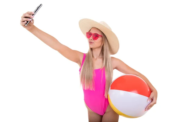 Uma Menina Loira Maiô Rosa Chapéu Segurando Uma Bola Praia — Fotografia de Stock