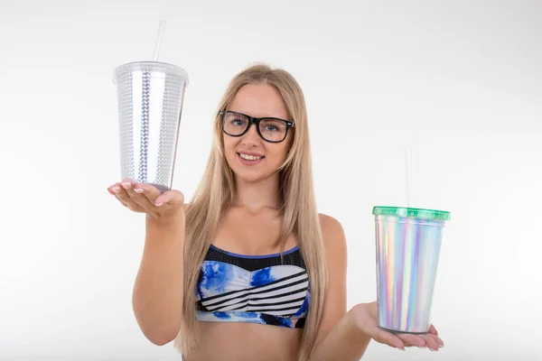 Retrato Una Chica Rubia Traje Baño Azul Con Dos Vasos —  Fotos de Stock